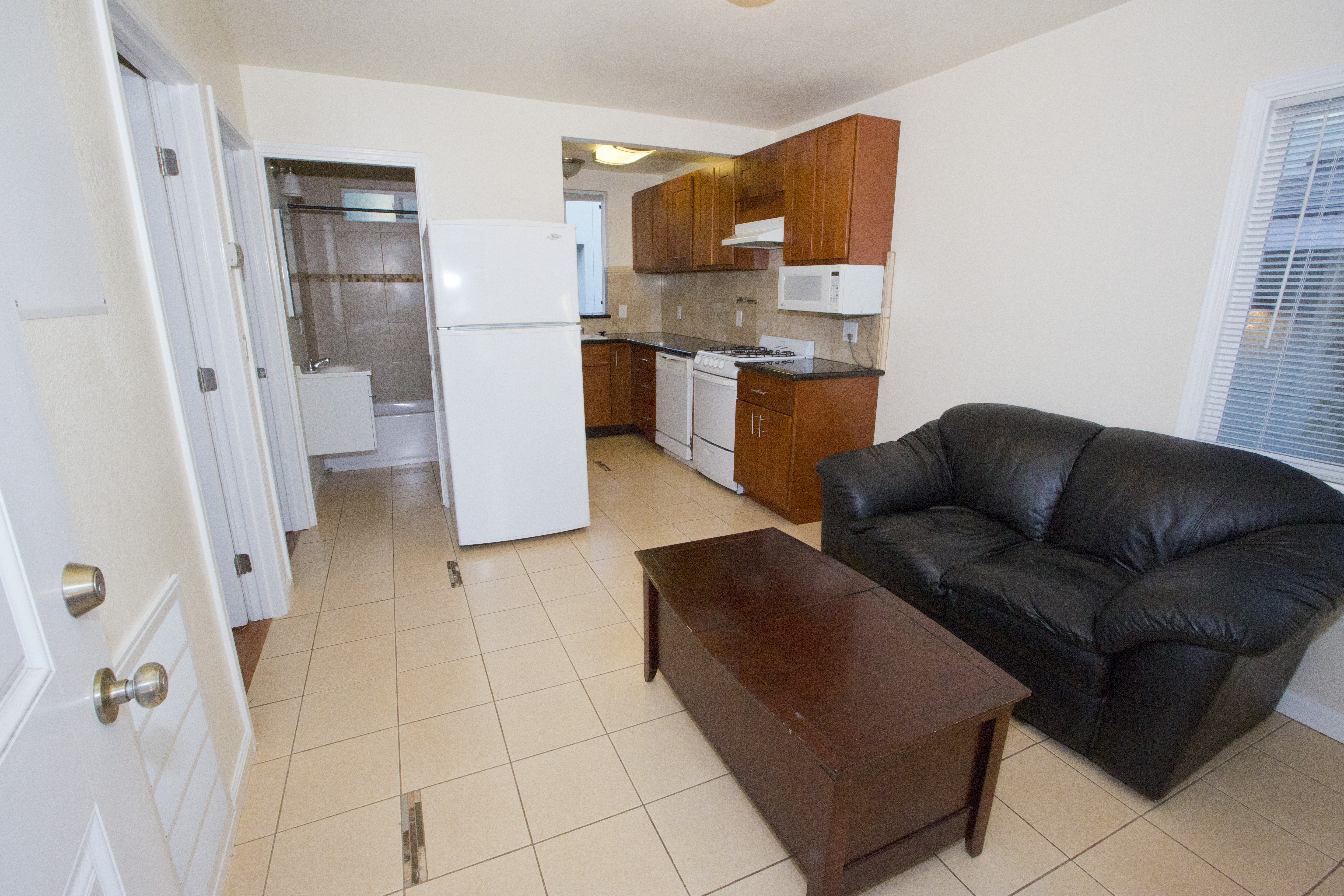 Furnished 2 Bdrms Modern Apt Near UC Berkeley & Ashby BART – A photo 2