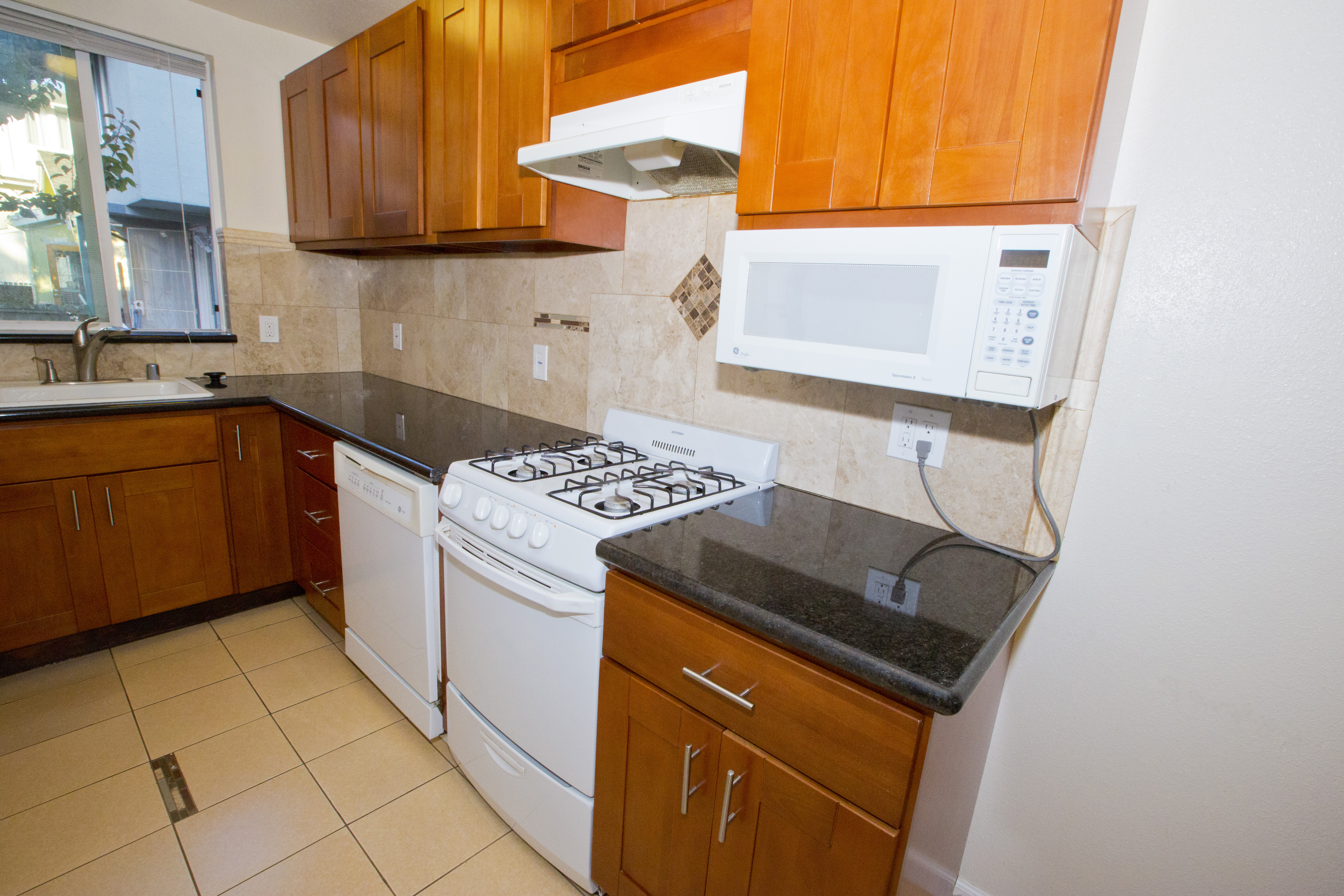 Furnished 2 Bdrms Modern Apt Near UC Berkeley & Ashby BART – A photo 3