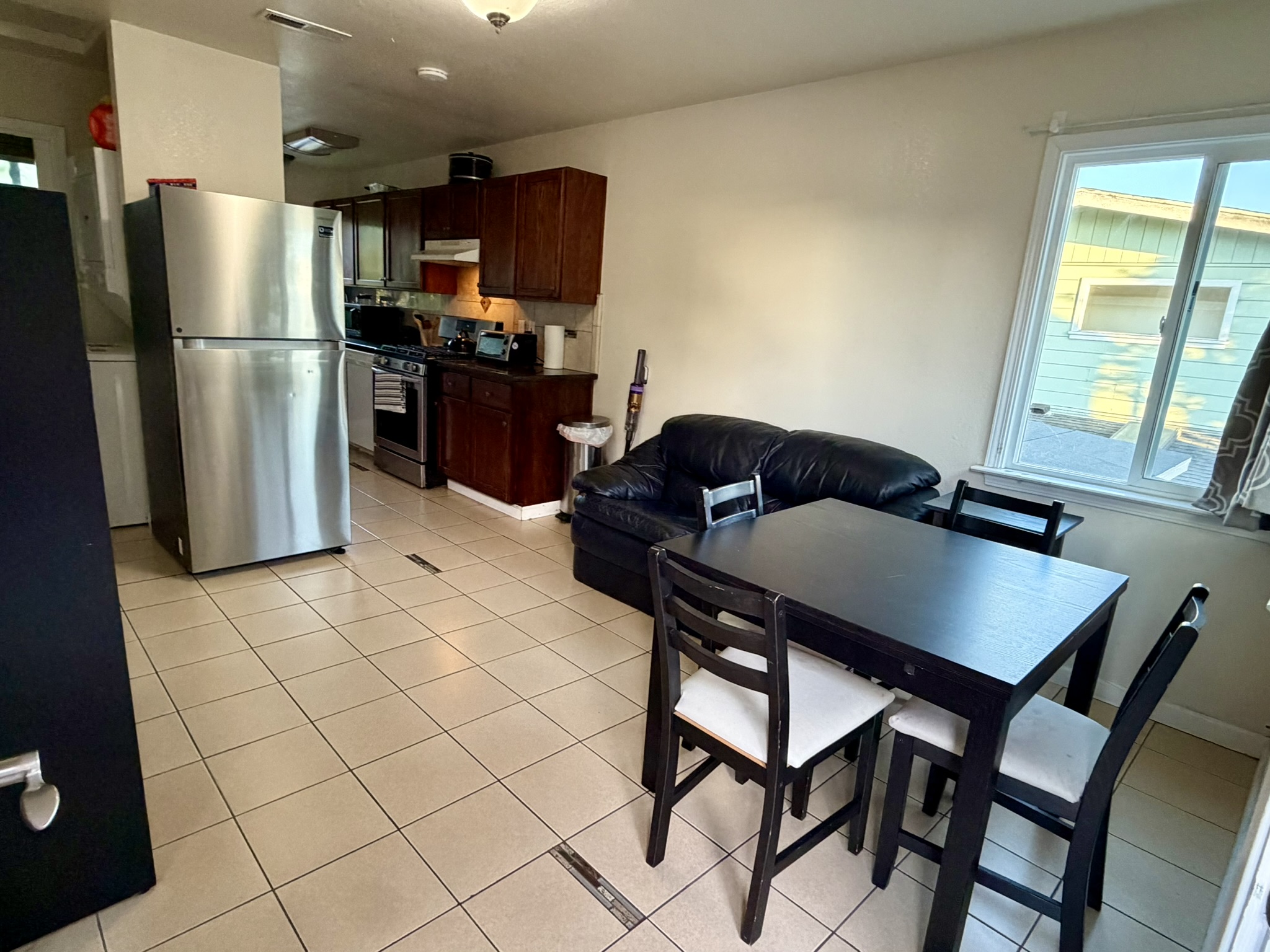 Furnished 1 of 2 Bdrms - Modern Apt Near UC Berkeley & Ashby BART – B2 photo 2